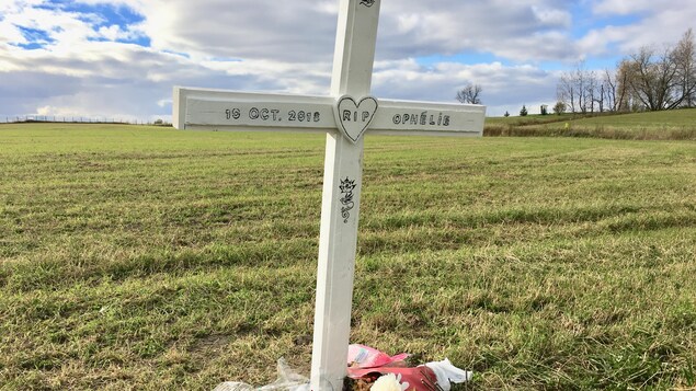 Une croix a été plantée où le corps d'Ophélie Martin-Cyr a été retrouvé à Yamachiche. Une croix a été plantée où le corps d'Ophélie Martin-Cyr a été retrouvé à Yamachiche.