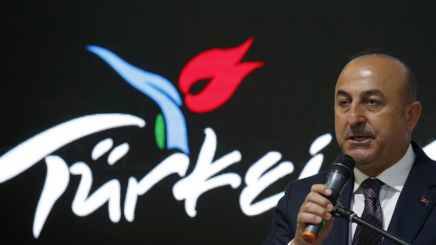 Mevlut Cavusoglu parle dans un micro. Mevlut Cavusoglu parle dans un micro.