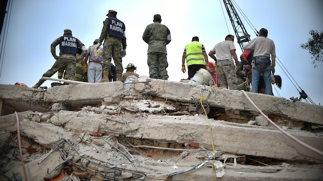 Des équipes de secours poursuivent leurs recherches à Mexico pour retrouver des survivants sous les décombres.