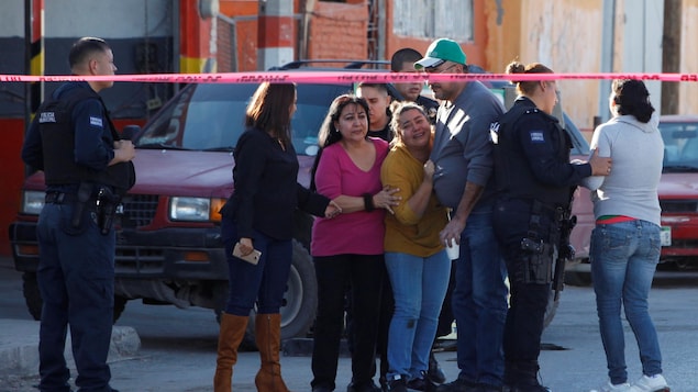 Des femmes pleurent la mort de deux hommes abattus à Ciudad Juarez.