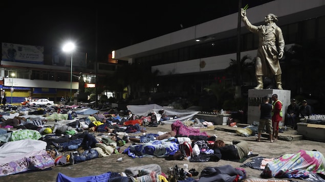 Des gens dorment sur le sol dans une place publique au Mexique.
