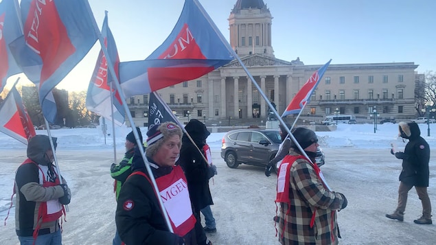 Des membres du Syndicat des employés gouvernementaux et généraux du Manitoba manifestent devant l'Assemblée législative en 2020. 