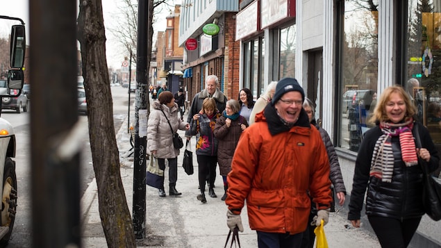 Des personnes âgées de la MGPV sont enjouées et discutent avec enthousiasme sur un trottoir du quartier Villeray. Des personnes âgées de la MGPV sont enjouées et discutent avec enthousiasme sur un trottoir du quartier Villeray.