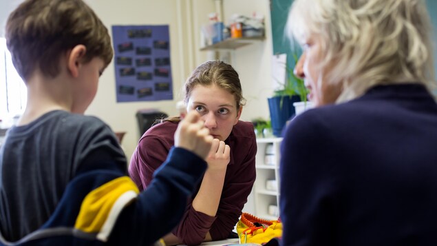 L'adolescente Lydia observe un jeune élève de maternelle dans une classe d'école. L'adolescente Lydia observe un jeune élève de maternelle dans une classe d'école.