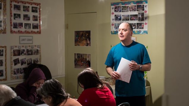 L'enseignant Éric Lavoie sourit en regardant les aînés et les adolescents assis devant lui à la MGPV. L'enseignant Éric Lavoie sourit en regardant les aînés et les adolescents assis devant lui à la MGPV.