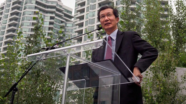 L'ex-ministre ontarien Michael Chan lors d'un discours en 2015.