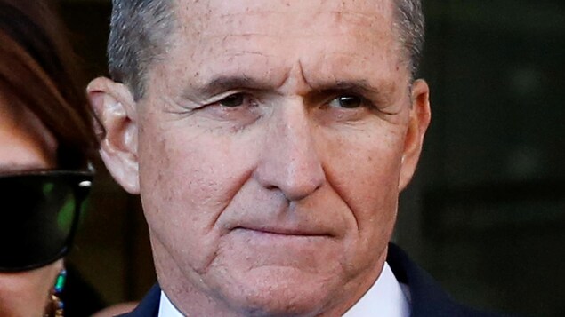 Plan rapproché de Michael Flynn, qui regarde devant lui.