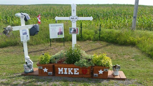 Un monument en hommage à Michael Morlang avec des croix, des plantes, des photos et des objets lui ayant appartenu. Un monument en hommage à Michael Morlang avec des croix, des plantes, des photos et des objets lui ayant appartenu.