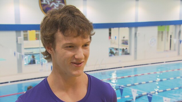 Un jeune homme de 16 ans en plan d'entrevue devant une piscine du Centre Mario Tremblay. Un jeune homme de 16 ans en plan d'entrevue devant une piscine du Centre Mario Tremblay.