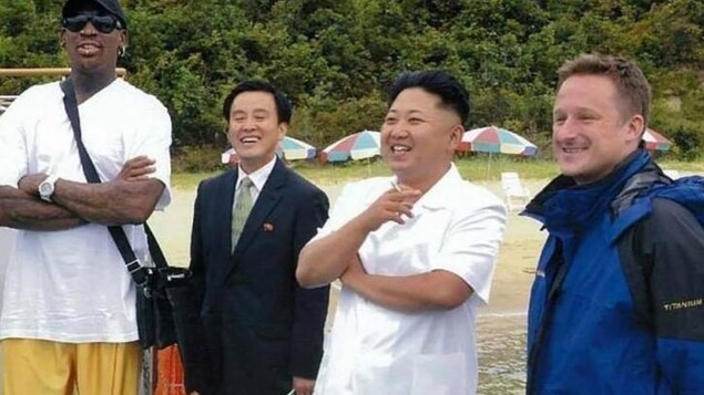 Michael Spavor est photographié en compagnie du leader nord-coréen Kim Jong-Un et de l'ancien joueur de basketball de la NBA Dennis Rodman.