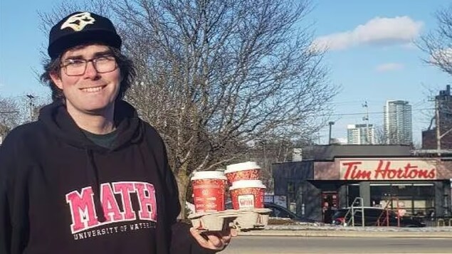 Un statisticien fait des calculs pour tenter de gagner un concours au Tim Hortons