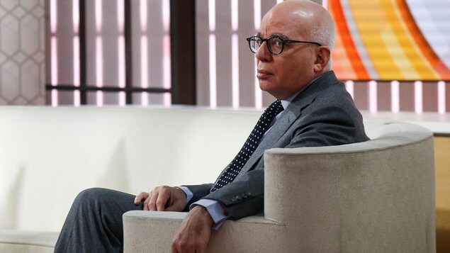 Michael Wolff, assis dans un fauteuil Michael Wolff, assis dans un fauteuil