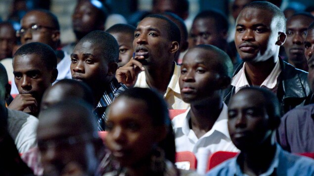 Des étudiants rwandais écoutent attentivement un discours de Michaëlle Jean. Des étudiants rwandais écoutent attentivement un discours de Michaëlle Jean.
