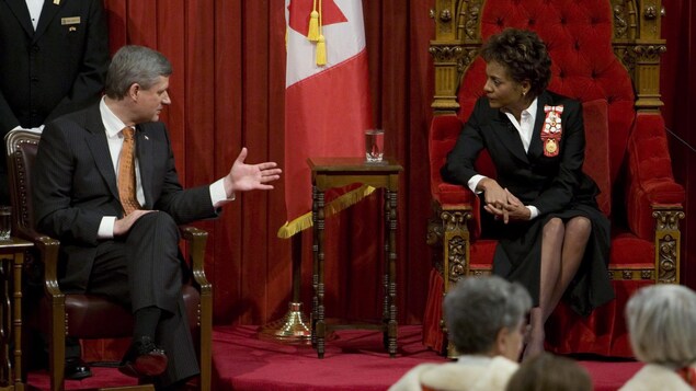 Stephen Harper en conversation avec Michaëlle Jean
Stephen Harper en conversation avec Michaëlle Jean