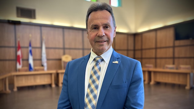 Michel Angers dans la salle du conseil de Shawinigan.