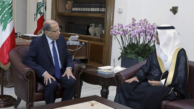 Michel Aoun et Walid Al-Bukhari discutent. Michel Aoun et Walid Al-Bukhari discutent.