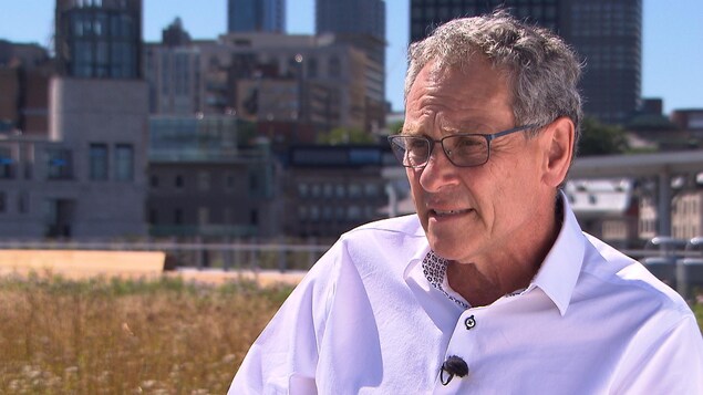 Michel Cormier installé sur une terrasse, dans le Vieux-Port de Montréal.