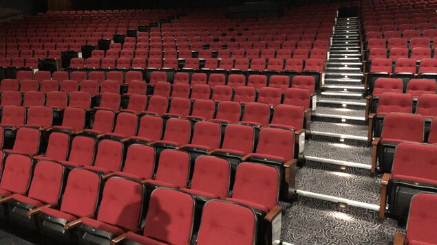 Les fauteuils vides de la salle Michel Côté à Alma.