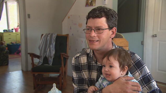 Michel Dubé et son fils de 9 mois Michel Dubé et son fils de 9 mois