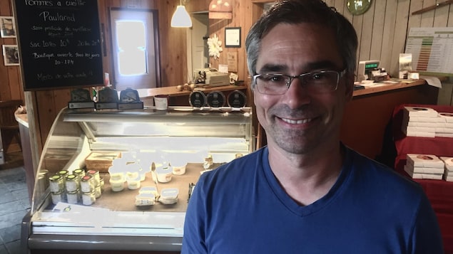 Michel Guérin devant un étalage de fromages Michel Guérin devant un étalage de fromages