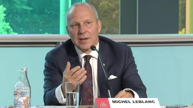 Michel Leblanc s'adresse aux journalistes.