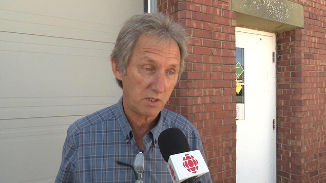 Michel LeBlond en entrevue avec un journaliste. Michel LeBlond en entrevue avec un journaliste.