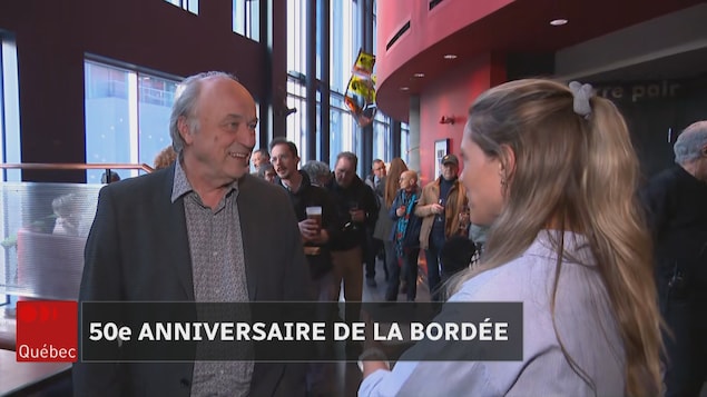 Michel Nadeau en entrevue dans l'entrée du théâtre.