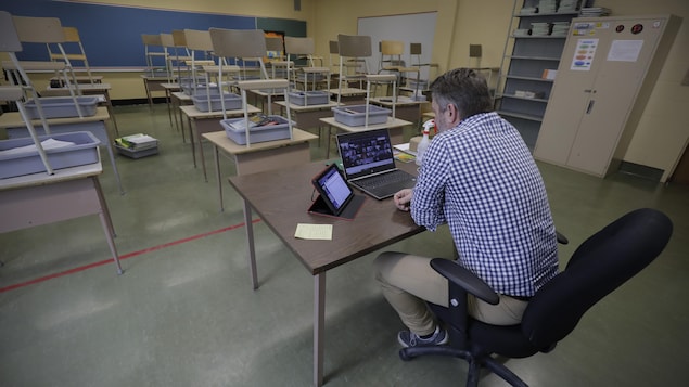 Michel Roy donne un cours à une classe vide. C'est jour d'enseignement en ligne pour ses élèves de 5e secondaire.
