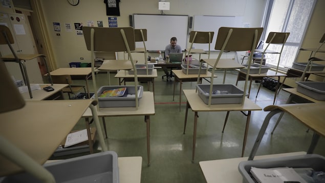 Michel Roy donne un cours à une classe vide. C'est jour de cours en ligne pour ses élèves de 5e secondaire.