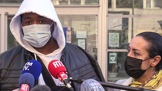 Le producteur Michel Zecler et son avocate s'adressant aux médias devant un poste de police.