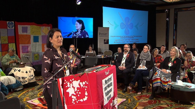 La commissaire Michèle Audette prenant la parole à l'ouverture des audiences de l’Enquête nationale sur les femmes et les filles autochtones disparues et assassinées à Montréal, le 12 mars 2018.