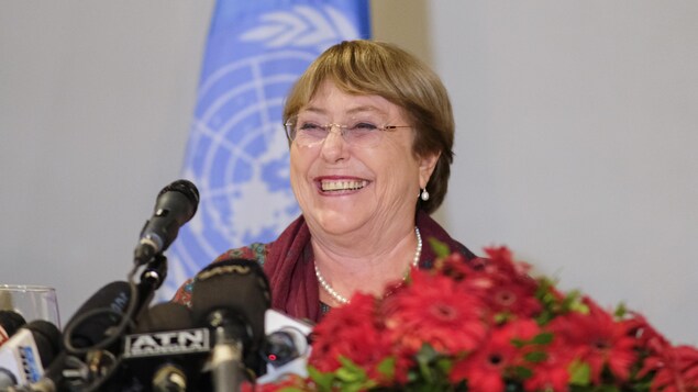 Michelle Bachelet sourit durant une conférence de presse.
