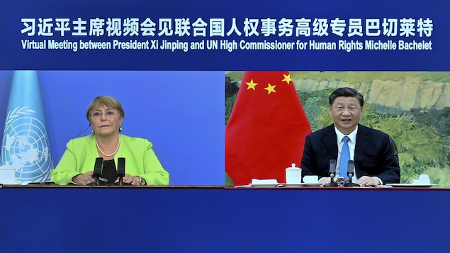 Michelle Bachelet et Xi Jinping apparaissent côte à côte sur un écran. 