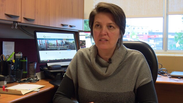 La directrice est assise à son bureau, en entrevue avec Radio-Canada. La directrice est assise à son bureau, en entrevue avec Radio-Canada.