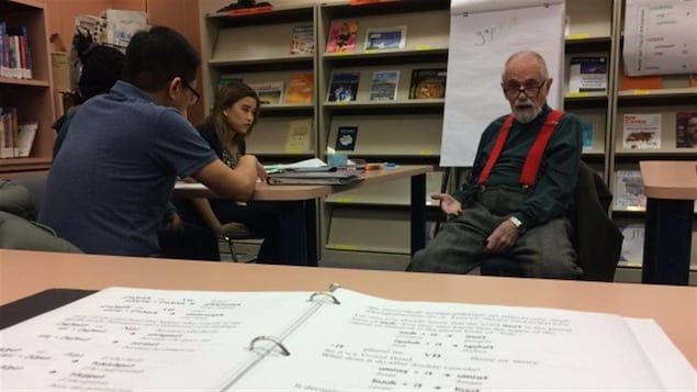 Mick Mallon, 83 ans, enseigne l'Inuktitut au Nunavut Arctic College d'Iqaluit. Mick Mallon, 83 ans, enseigne l'Inuktitut au Nunavut Arctic College d'Iqaluit.