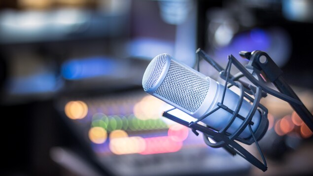 Un micro dans un studio de radio.
