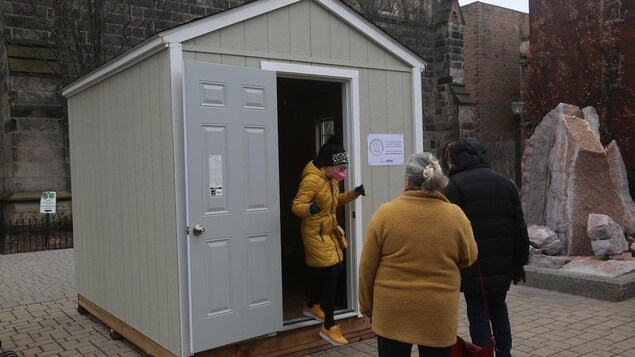 Des microcabines pour offrir un refuge temporaire aux itinérants de Hamilton