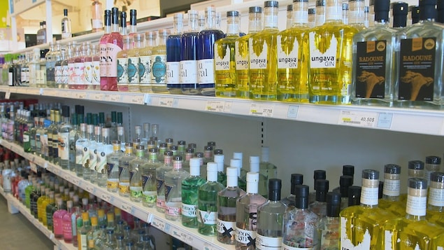 Des bouteilles de spiritueux dans un rayon de la Société des alcools du Québec.