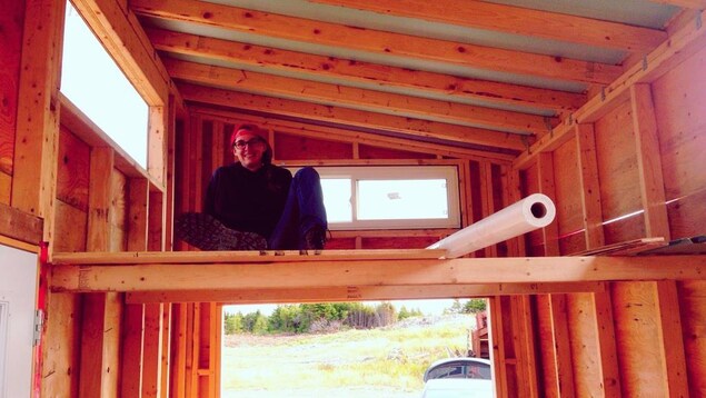 Jess Puddister est installée sur une mezzanine, dans la maison partiellement construite, qui servira de chambre à coucher. Jess Puddister est installée sur une mezzanine, dans la maison partiellement construite, qui servira de chambre à coucher.