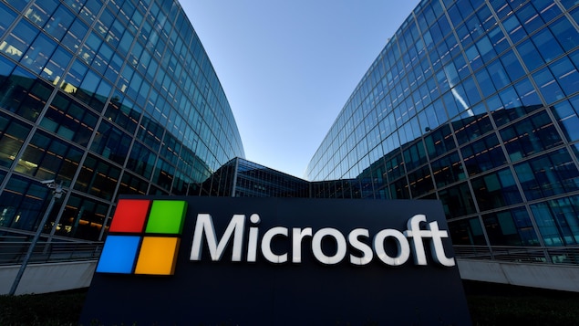 Le logo de Microsoft entre deux immeubles vitrés.