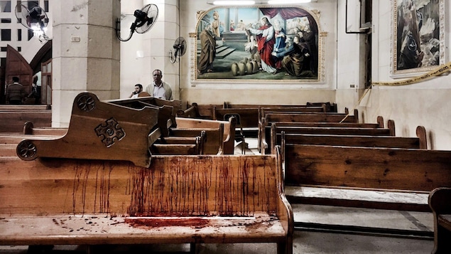 Des taches de sang sur des bancs de l'église St. George sont visibles à la suite d'un attentat-suicide à la bombe, en Égypte, le dimanche 9 avril 2017. Il s'agit d'une église copte.
