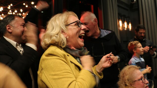 La candidate Louise Charbonneau et ses militants heureux autour dans une salle,à l'annonce de sa victoire le 21 octobre 2019.