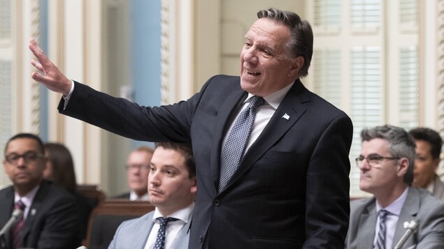 François Legault, debout, répond à une question à l'Assemblée nationale.
