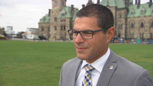 Alain Rayes devant l'édifice du Parlement canadien à Ottawa