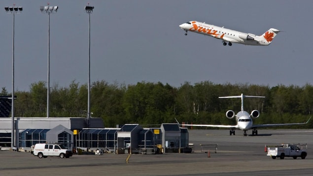 Un avion d'Air Canada Jazz décolle de l'aéroport de Halifax, en 2010 Un avion d'Air Canada Jazz décolle de l'aéroport de Halifax, en 2010