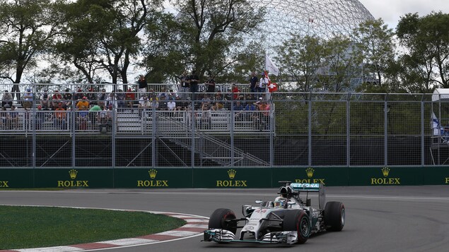 Le pilote Lewis Hamilton de l'écurie Mercedes fait un tour de piste lors des qualifications du Grand Prix du Canada en juin 2014. Le pilote Lewis Hamilton de l'écurie Mercedes fait un tour de piste lors des qualifications du Grand Prix du Canada en juin 2014.