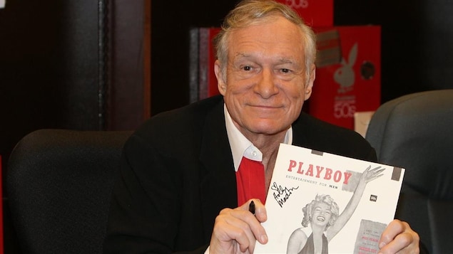 Le fondateur de la revue Playboy, Hugh Hefner, montre un numéro d'archives. Le fondateur de la revue Playboy, Hugh Hefner, montre un numéro d'archives.
