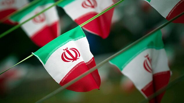 Plusieurs drapeaux officiels de l'Iran.