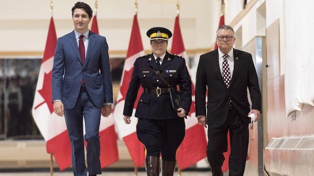 Justin Trudeau (à gauche), Brenda Lucki (au centre) et Ralph Goodale (à droite)