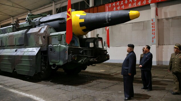 Cette photo non datée fournie par l'agence de presse officielle de la Corée du Nord montre le dirigeant Kim Jong-un en train d'inspecter un missile.
